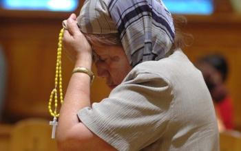 https://www.ladivinamisericordia.org/sites/default/files/field/image/0028praying_rosary000.jpg