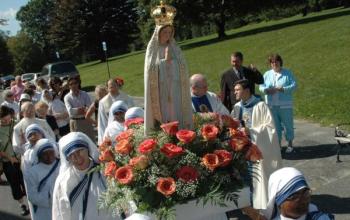 https://www.ladivinamisericordia.org/sites/default/files/field/image/044f_marian_week_procession_031.jpg