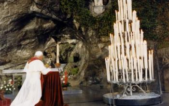 https://www.ladivinamisericordia.org/sites/default/files/field/image/0702john_paul_ii_lourdes01.jpg