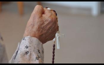 https://www.ladivinamisericordia.org/sites/default/files/field/image/hand_rosry.jpg