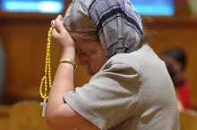 https://www.ladivinamisericordia.org/sites/default/files/field/image/0028praying_rosary000.jpg