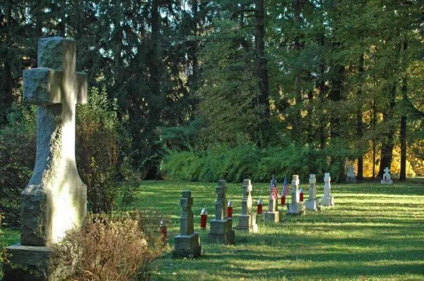 https://www.ladivinamisericordia.org/sites/default/files/field/image/0036mt_mic_cemetery061.jpg