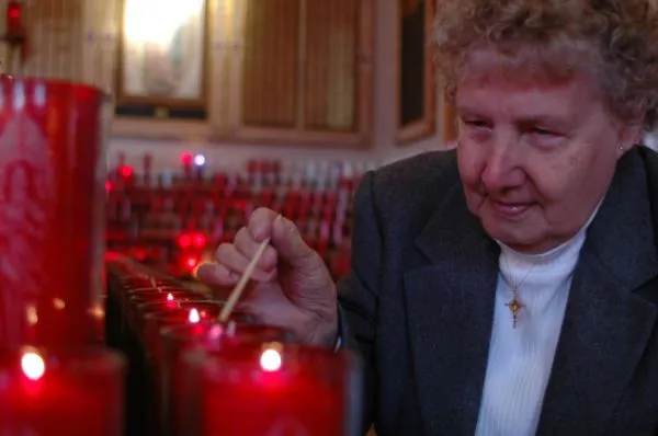 https://www.ladivinamisericordia.org/sites/default/files/field/image/candle_shrine.jpg