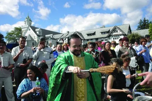 https://www.ladivinamisericordia.org/sites/default/files/field/image/holy_water.jpg