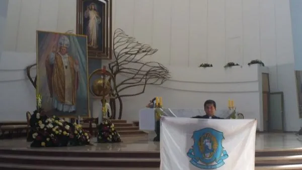 https://www.ladivinamisericordia.org/sites/default/files/field/image/padre_dante_bandera.jpg